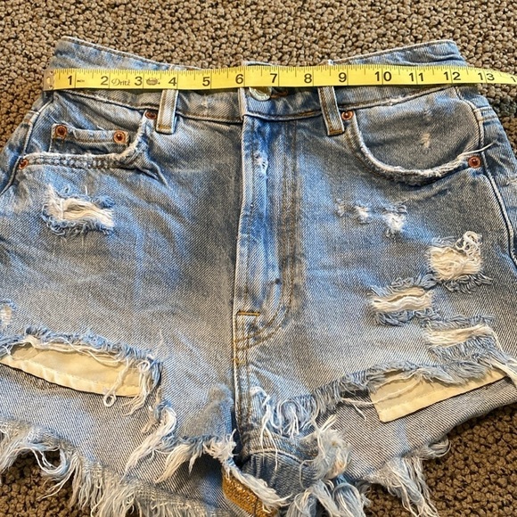 Zara Distressed High Waist Short Size 0 in Like New Condition - Picture 8 of 9